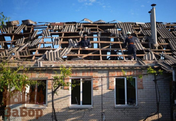 Під ранок ворог вдарив по приватному сектору Запоріжжя: пошкоджено 11 будинків ( фото, відео)