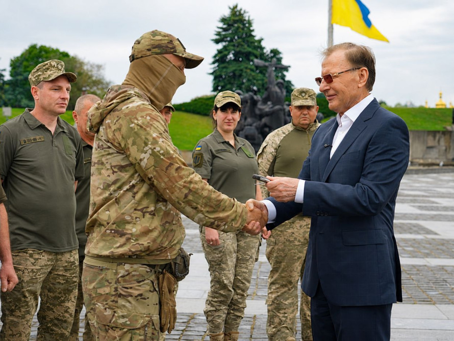 В.о. генерального директора комбінату «Запоріжсталь» Тарас Шевченко особисто передав ключі від 13 автівок Peugeot Landtrek військовим