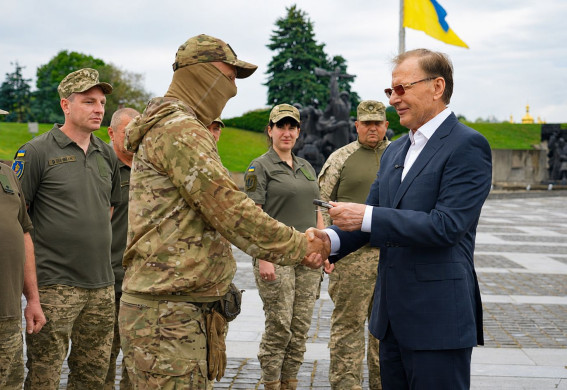 Запорізькі бригади отримали 13 нових пікапів від Метінвесту