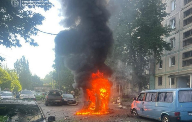 У дворі багатоповерхівки в Запоріжжі після падіння БПЛА спалахнули авто: є поранені (фото, відео)