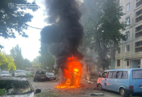 У дворі багатоповерхівки в Запоріжжі після падіння БПЛА спалахнули авто: є поранені (фото, відео)