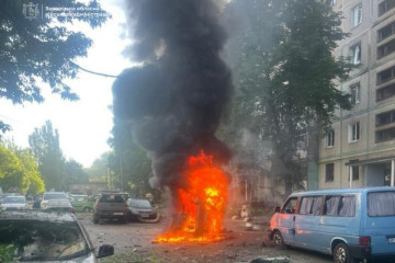 У дворі багатоповерхівки в Запоріжжі після падіння БПЛА спалахнули авто: є поранені (фото, відео)