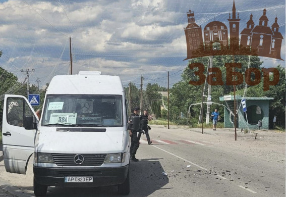 Окупанти атакували передмістя Запоріжжя: дрони били по маршрутці, машині "Укрпошти", цивільним авто, є поранені