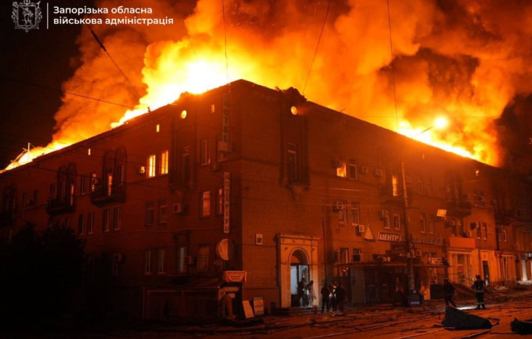 Росіяни завдали щонайменше п'ять ударів по Запоріжжю: є загиблий, поранені та масштабні пожежі (фото, відео)