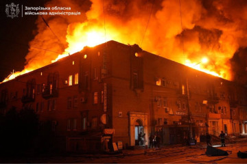 Росіяни завдали щонайменше п'ять ударів по Запоріжжю: є загиблий, поранені та масштабні пожежі (фото, відео)