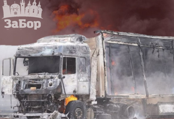 Росіяни вдарили по автостоянці у Запоріжжі: горіли вантажівки (фото, відео)