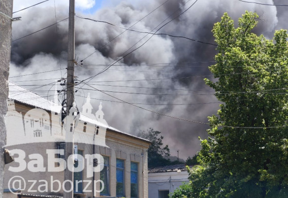 Приліт в Олександрівському районі у Запоріжжі: горить будинок, відомо про поранених (фото, відео)