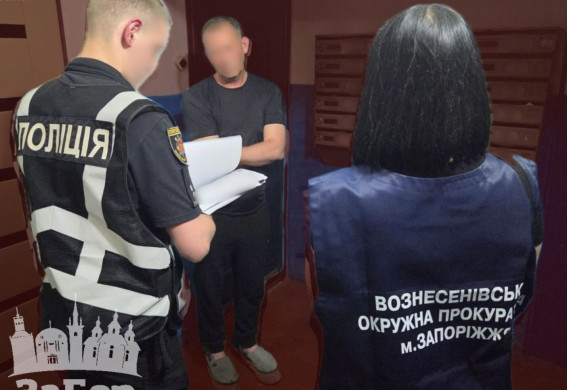 Колишнього посадовця Запорізької міськради підозрюють у розтраті майже пів мільйона гривень на табличках для укриттів