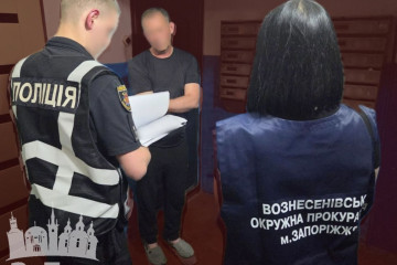 Колишнього посадовця Запорізької міськради підозрюють у розтраті майже пів мільйона гривень на табличках для укриттів