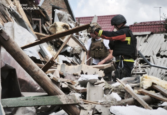 4 людини загинули, ще 28 отримали поранення: росіяни за добу майже тисячу разів атакували Запорізьку область, а по Запоріжжю двічі били КАБами (фото, відео)