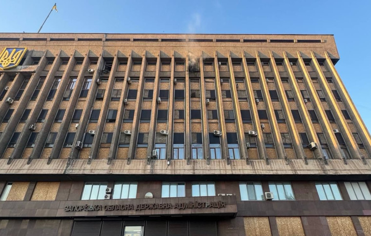Два удари по будівлі Запорізької ОДА за вечір: після масованої атаки FPV-дронів Федоров анонсував нові заходи захисту (відео)