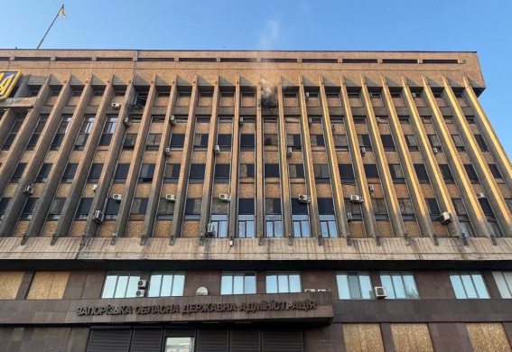 Два удари по будівлі Запорізької ОДА за вечір: після масованої атаки FPV-дронів Федоров анонсував нові заходи захисту (відео)