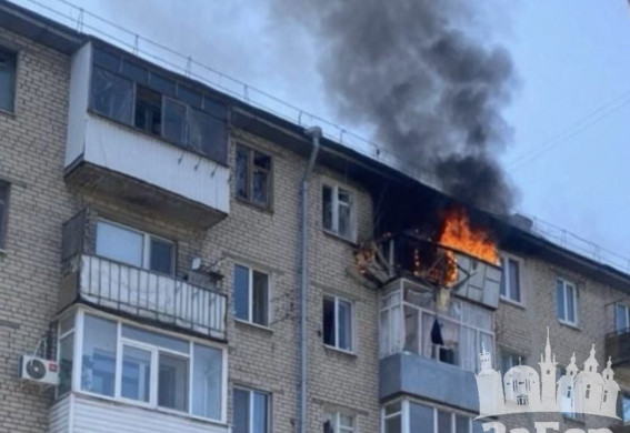 У Запоріжжі російський дрон влучив у багатоповерхівку: сталася пожежа (відео)