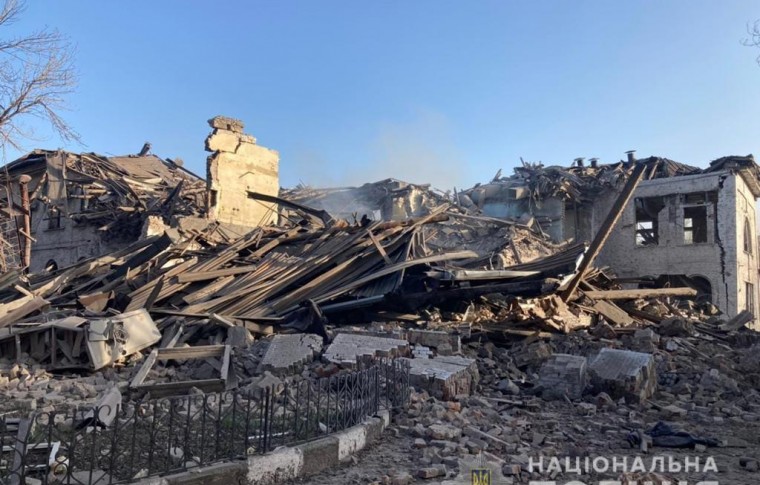 Ракетный удар по Запорожью: разрушено здание предприятия, есть погибший и раненый (фото, видео)