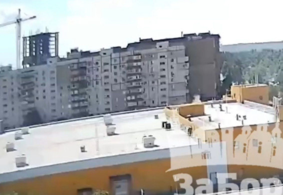Через падіння уламків "шахеда" у Запоріжжі загорівся дах "Амстору" (відео)