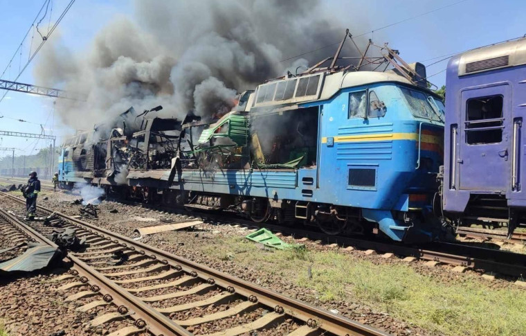 Під Запоріжжям атаковано пасажирський потяг: що відомо (відео моменту прильоту)