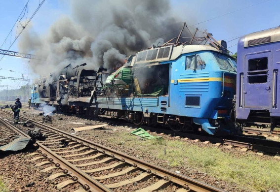 Під Запоріжжям атаковано пасажирський потяг: що відомо (відео моменту прильоту)