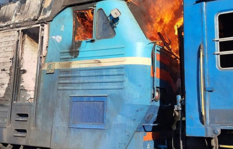 Військові рф знову атакували пасажирський потяг на Запоріжжі: поранена провідниця (фото, відео)