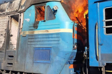 Військові рф знову атакували пасажирський потяг на Запоріжжі: поранена провідниця (фото, відео)