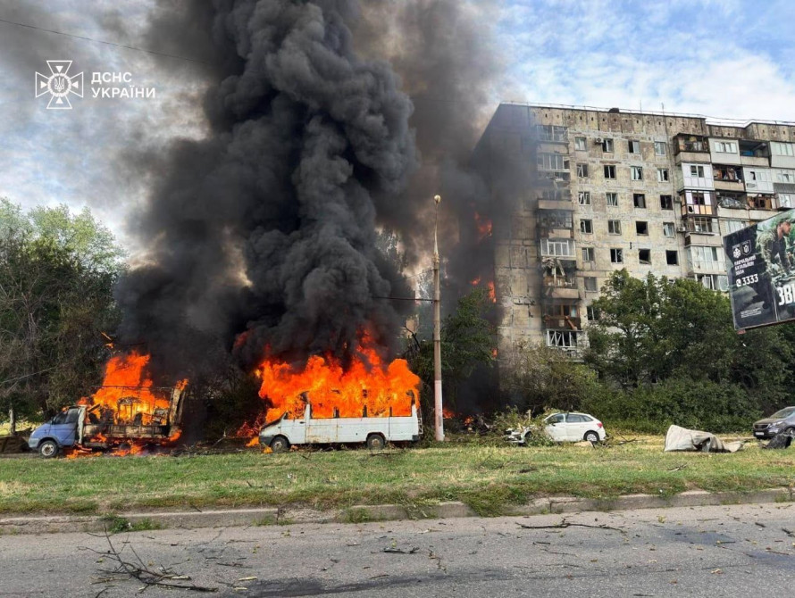 Палають авто біля багатоповерхівці на вулиці Перемоги в Запоріжжі, палає і сам будинок