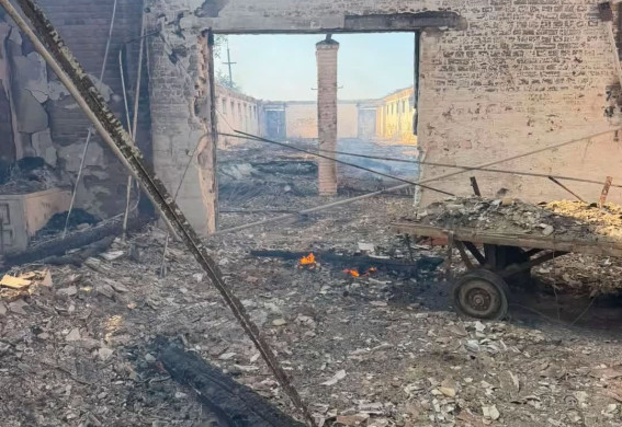 Росіяни вчергове атакували кінний завод у Запоріжжі: згоріли стайня та сінник