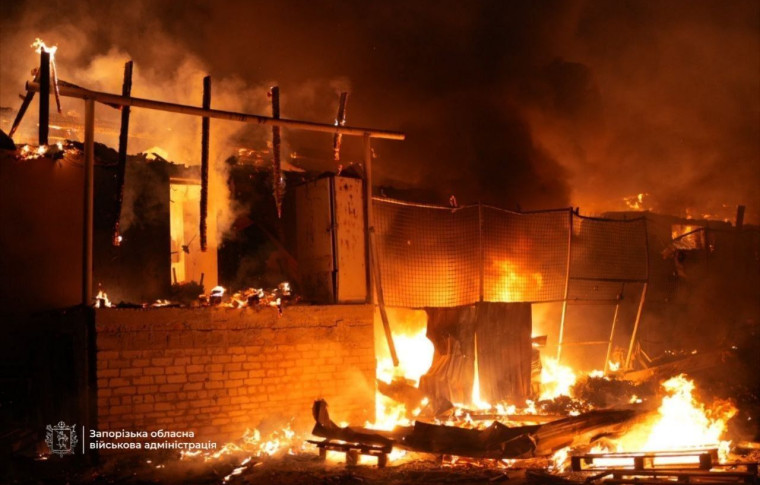 Щонайменше шість вибухів і масштабна пожежа: вночі росіяни вдарили по Запоріжжю (фото, відео)
