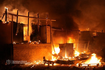 Щонайменше шість вибухів і масштабна пожежа: вночі росіяни вдарили по Запоріжжю (фото, відео)