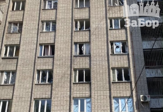 У Запоріжжі після ворожого удару пошкоджено гуртожиток та автомобілі (фото)