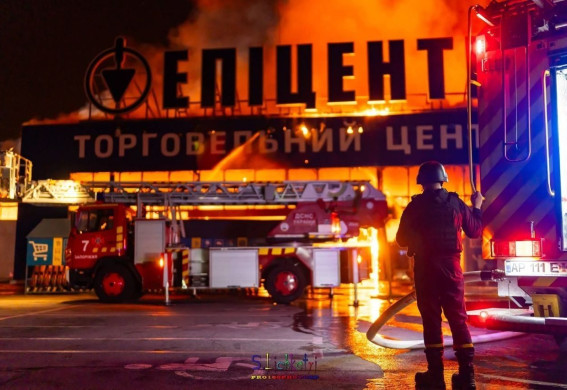 Росіяни вночі вдарили по Запоріжжю: на Бабурці знищено «Епіцентр» (фото, відео)