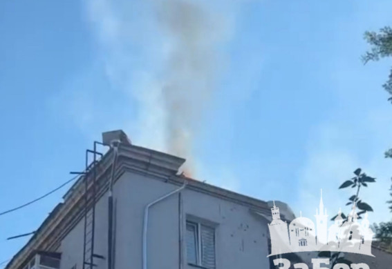 Росіяни вдруге за рік атакували багатоповерхівку в центрі Запоріжжя: квартиру на п’ятому поверсі зруйновано (фото, відео)