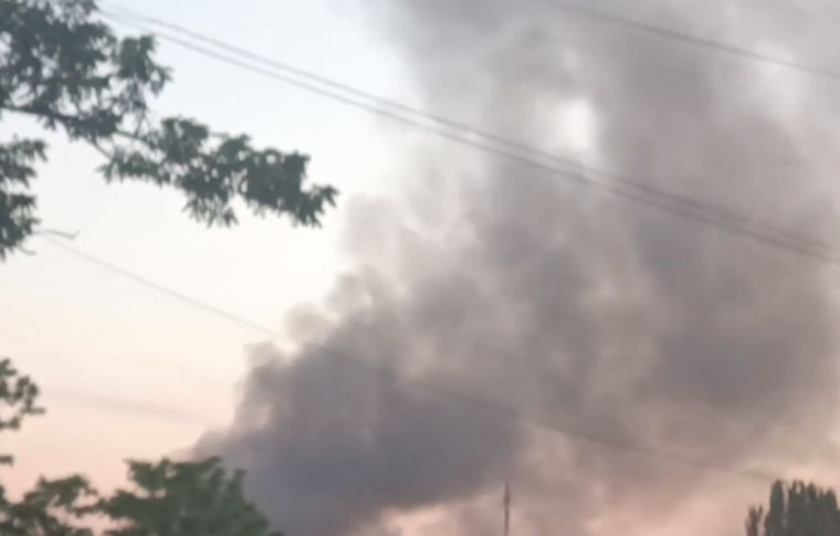У Запоріжжі поранено трьох людей, серед них дві 17-річні дівчини: дрон влучив в адмінбудівлю, ще два удари сталися на Пісках (фото, відео)