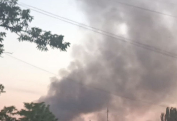 У Запоріжжі поранено трьох людей, серед них дві 17-річні дівчини: дрон влучив в адмінбудівлю, ще два удари сталися на Пісках (фото, відео)