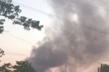 У Запоріжжі поранено трьох людей, серед них дві 17-річні дівчини: дрон влучив в адмінбудівлю, ще два удари сталися на Пісках (фото, відео)