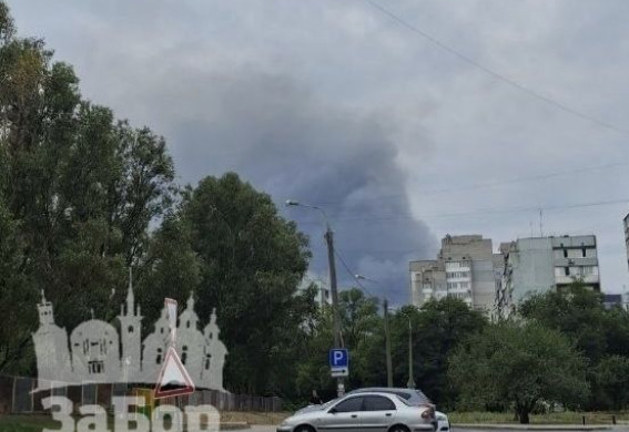 Ворожий удар по Запоріжжю: спалахнула масштабна  пожежа (фото, відео)