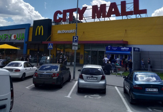 Через пожежу в «Епіцентрі» зачинено City Mall у Запоріжжі: ТРЦ сьогодні не працюватиме