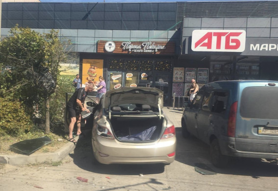 У Запоріжжі на Пісках FPV-дрони двічі атакували біля АТБ: поранено двох чоловіків, один заряд не розірвався (фото, відео)