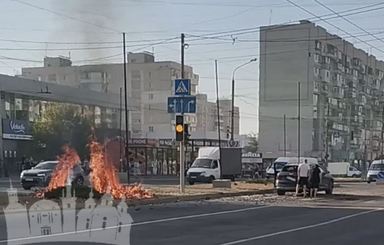 У Запоріжжі FPV-дрон вдарив по автобусу та легковику в центрі Пісків (відео)