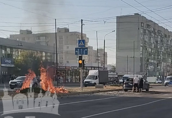 У Запоріжжі FPV-дрон вдарив по автобусу та легковику в центрі Пісків (відео)