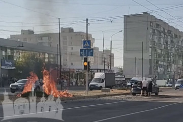 У Запоріжжі FPV-дрон вдарив по автобусу та легковику в центрі Пісків (відео)