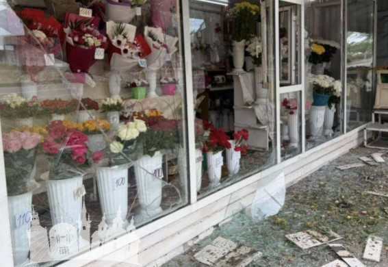 У Запоріжжі російський дрон вдарив по квіткових кіосках: поранені дві жінки (фото, відео)