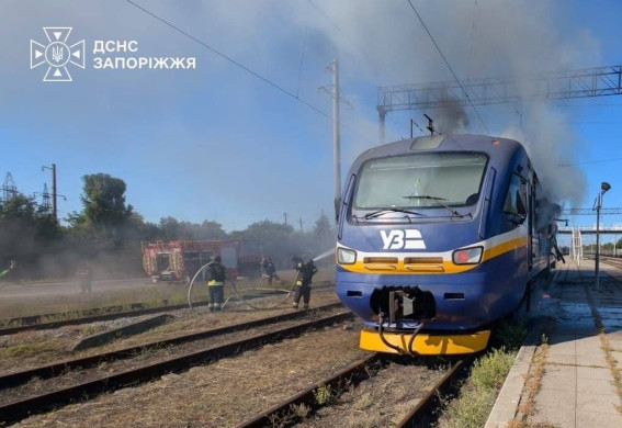 Через атаку РФ на потяг під Запоріжжям загинула провідниця: рух поїздів обмежили (фото)