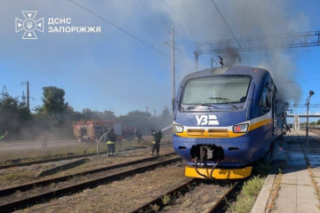 Через атаку РФ на потяг під Запоріжжям загинула провідниця: рух поїздів обмежили (фото)