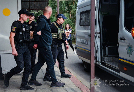 На Кічкасі у Запоріжжі затримали чоловіків, які  намагалися винести метал з підприємства (фото)