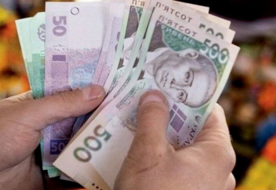 Черги з 6 ранку за виплатами 19 тисяч грн: у Запорізькій області хочуть запровадити онлайн-подачу заяв