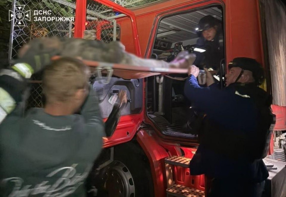 Росіяни двічі вдарили КАБами по Запорізькому району: з-під завалів врятували жінку (фото)