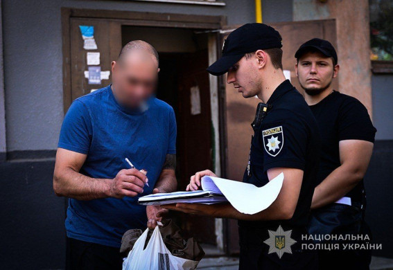 Зарізав чоловіка: у Запоріжжі затримали військового, який понад два роки був у СЗЧ (фото)