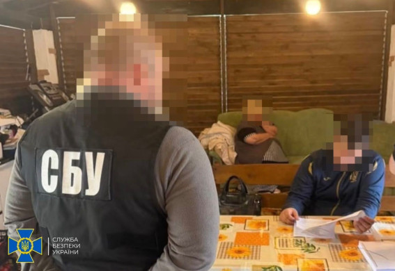 У Запоріжжі двох чоловіків підозрюють у заволодінні понад 800 тисячами гривень на доставці гуманітарних автобусів (фото)