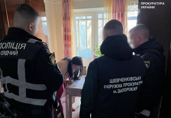 За 2 тисячі доларів хотіла продати власних доньок: у Запоріжжі судитимуть 22-річну матір і співзасновницю дитячої ГО