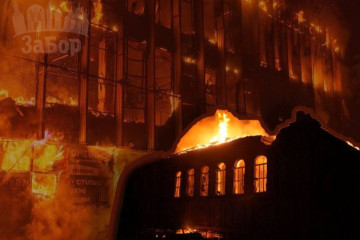 Нічна атака по Запоріжжю: згорів ТЦ «Інтрейд», один з корпусів ЗНУ, постраждали 2 багатоповерхівки, поранені 5 людей (фото, відео)