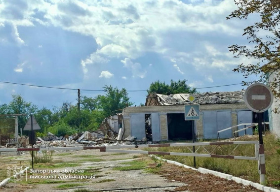 На Запоріжжі водії пошкоджують антидронову сітку на дорогах (фото)